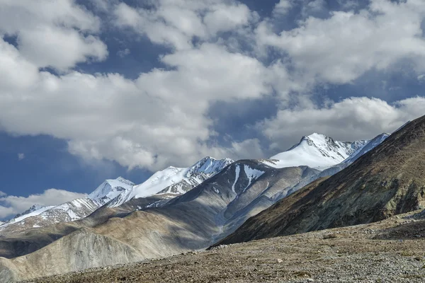 Vysoké hory se liší v Himalájích — Stock fotografie