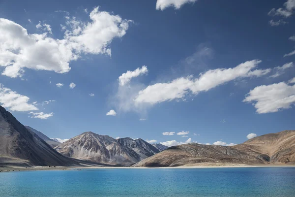 Turkost vatten sjö i Himalaya — Stockfoto