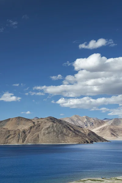 沙漠丘陵和深蓝色的高山湖 — 图库照片