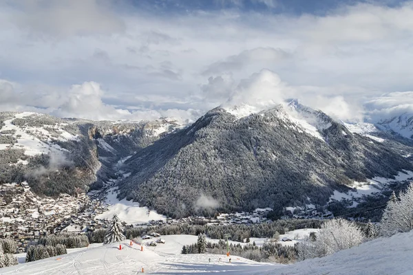 阿尔卑斯山度假胜地冬季景观 — 图库照片