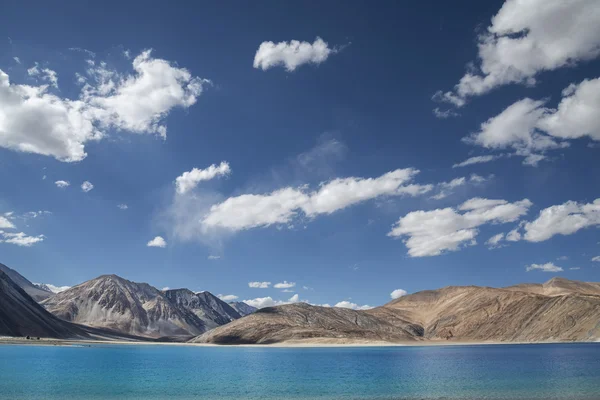 Incroyable lac de montagne coloré vif — Photo