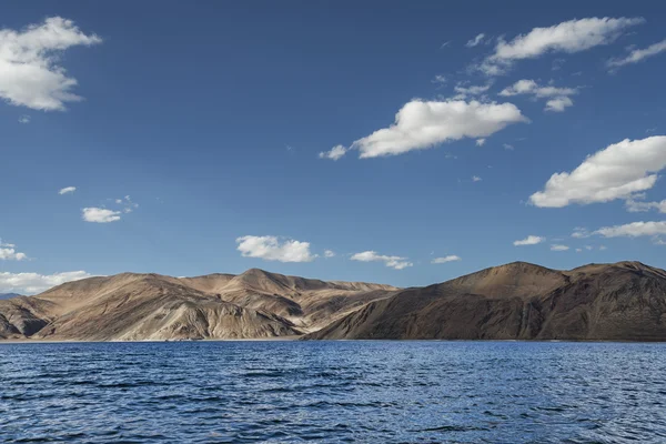 Superficie ondulada de montañas azules lago amog colinas del desierto — Foto de Stock