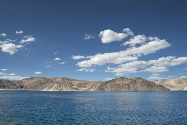 Scenic blue high mountain lake among desert hills — Stock Photo, Image