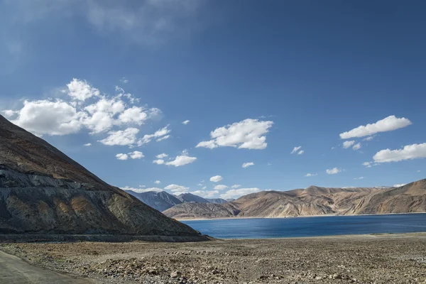 Increíble vista sobre el lago desde la serpentina carretera — Foto de Stock