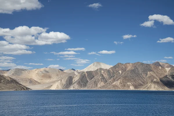 Remote high mountain lake with clear blue water — Stock Photo, Image