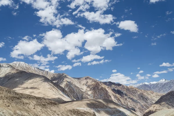 Alte montagne del deserto paesaggio — Foto Stock