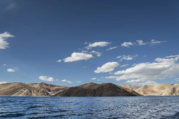 Голубая волнистая поверхность высокогорного озера — стоковое фото