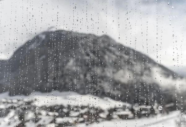 Gotas de fusión en la ventana del funicular en los Alpes — Foto de Stock