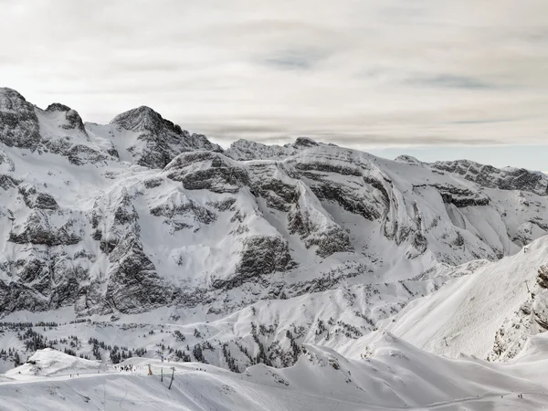 Euro-Währungssymbol formte Felsen in den Alpen — Stockfoto