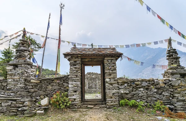 Boeddhistische poort met Gebedsvlaggen steen gemaakt — Stockfoto