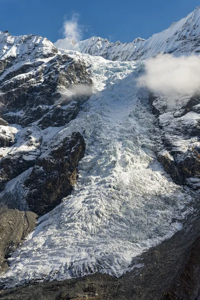 Glaciar que fluye de las altas montañas de nieve — Foto de Stock