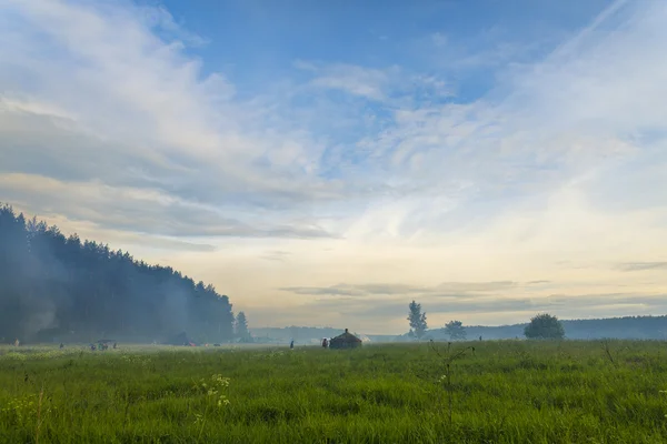 Les gens dans le brouillard sur la prairie verte rêveuse — Photo