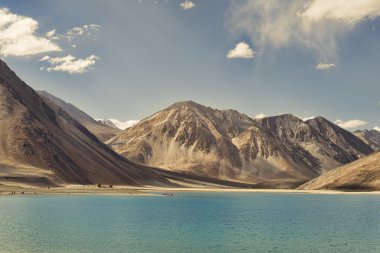Saf turkuaz dağ gölü