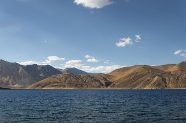 Göl görkemli Himalaya Dağları çevrili