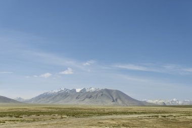 Highlands yol karlı zirveleri arasında
