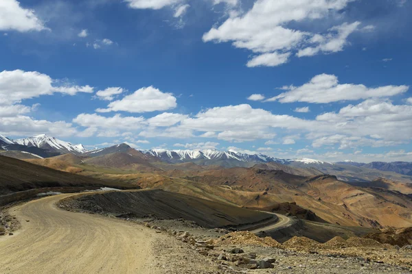 Serpentine road from roof of the World — Stock Photo, Image