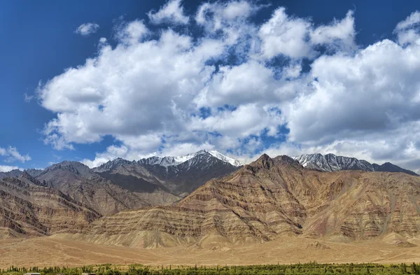 Majestic mountains under blues sky — Stock Photo, Image