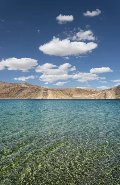 Lago en las montañas con agua transparente — Foto de Stock