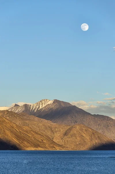 Dağ Gölü üzerinde yükselen moon — Stok fotoğraf