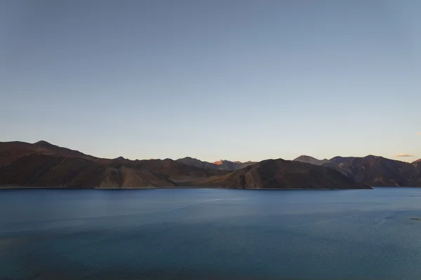 在黄昏时分的高山湖泊 — 图库照片