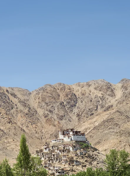 Buddhist temple on hill tree bordered with mountains on background — Stock Photo, Image