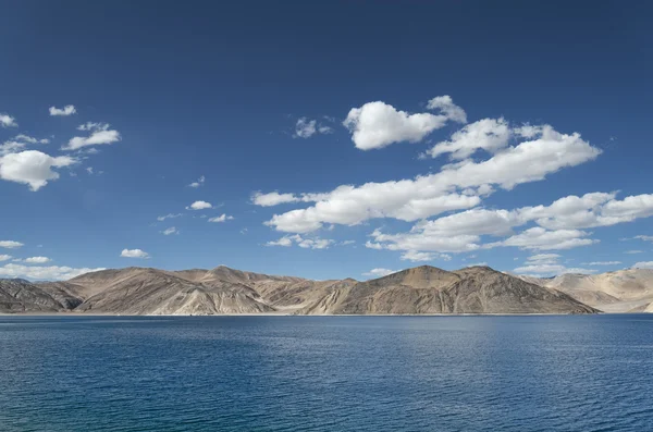 Lac de montagne bleu profond en Himalaya — Photo