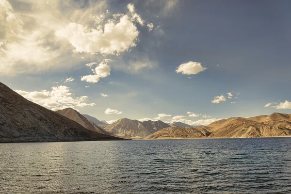 Lake among Ladakh mountains — Stock Photo, Image