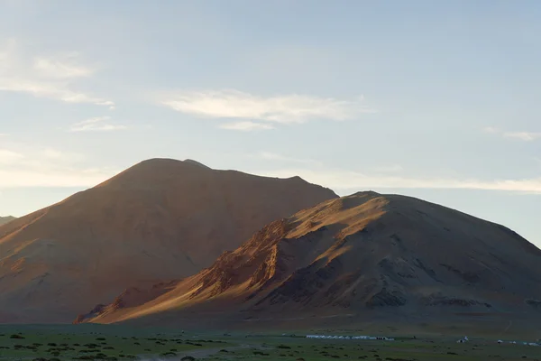 Mountain high camp vid solnedgången — Stockfoto