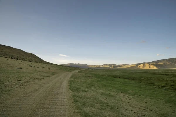 Carretera terrestre entre el verde valle del Himalaya — Foto de Stock