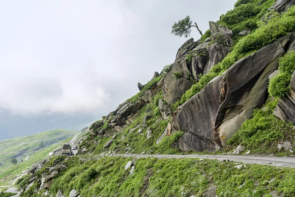 Traffic on mountain road — Stock Photo, Image