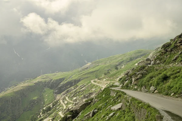 Гірська дорога з трафіком — стокове фото