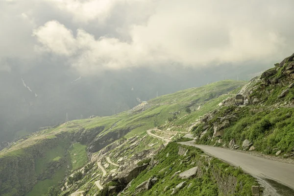 Mountain road with traffic — Stock Photo, Image