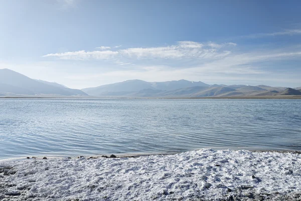 Dağ Gölü kıyısında tuz — Stok fotoğraf