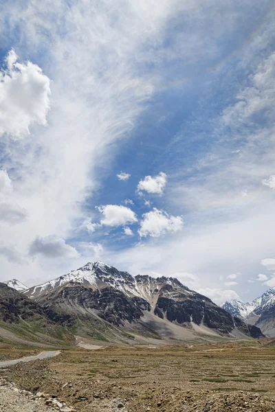 Highlands road och snow capped berg — Stockfoto