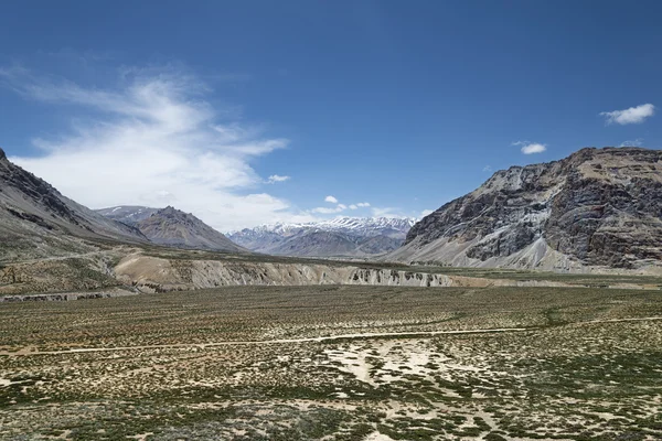 Desert mountain valley in Himalayas — Stock Photo, Image