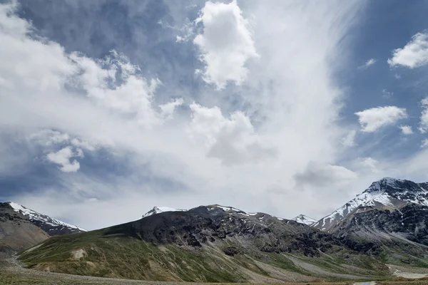 Derin mavi gökyüzü ve güzel bulutlar altında dağların — Stok fotoğraf