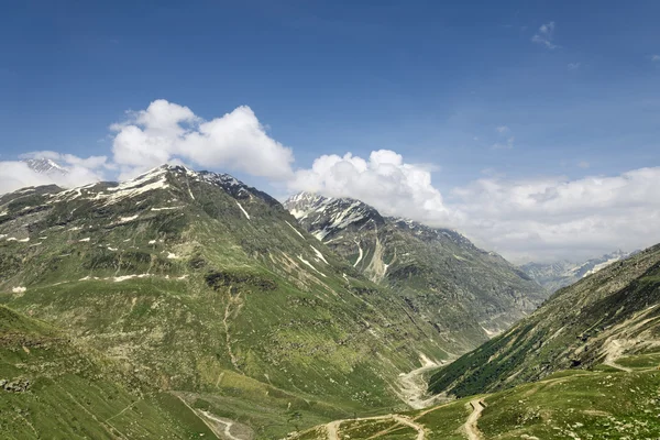 Вітряна дорога серед високих зелених гір — стокове фото