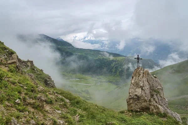 Horská krajina rámem s mraky — Stock fotografie