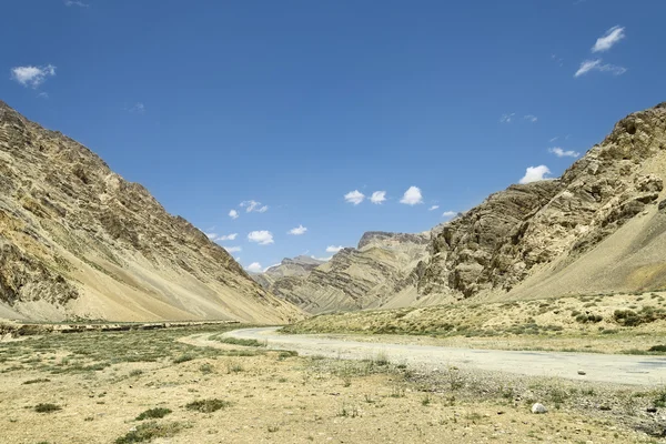 Antiguas montañas del Himalaya y carretera — Foto de Stock