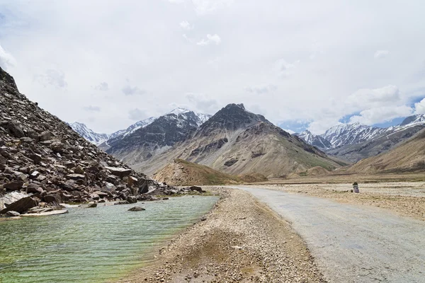 Lac et route au Ladakh — Photo