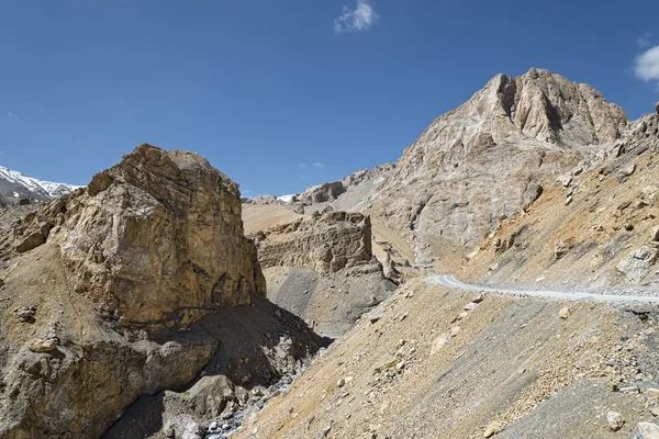 Kronkelende weg in rocky mountains — Stockfoto