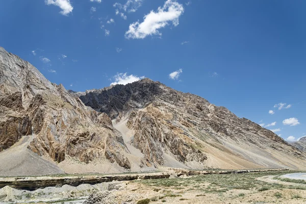 Canyon en bergen in de Himalaya — Stockfoto