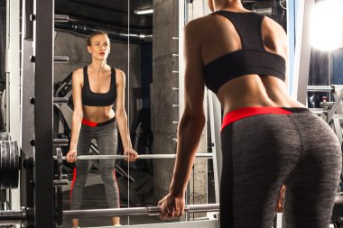 Spor kız spor salonunda egzersiz devreye girer