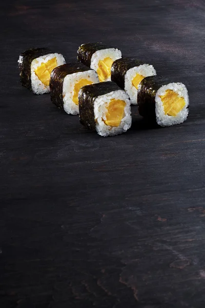 Sushi mit Reis und Yaymom — Stockfoto