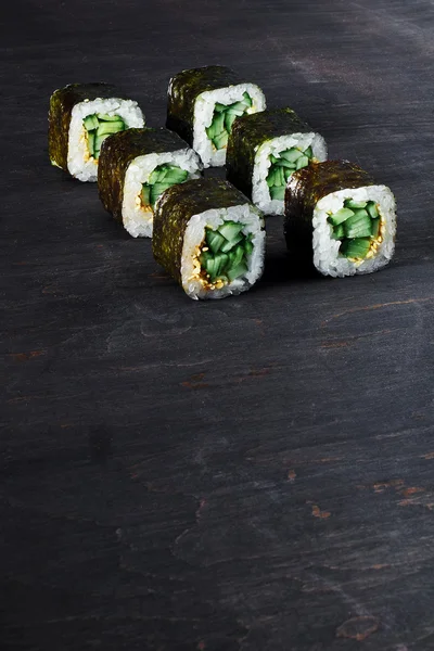 Sushi mit Gurken und Sesam — Stockfoto