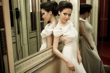 Asansördeki romantik kız