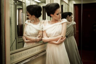 Asansördeki romantik kız