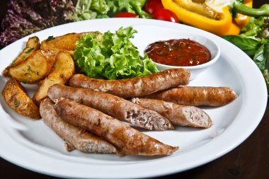 Patatesli ızgara sosis.