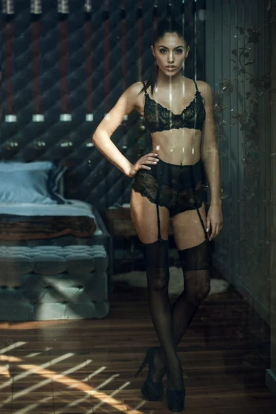 İç çamaşırlı seksi kız.