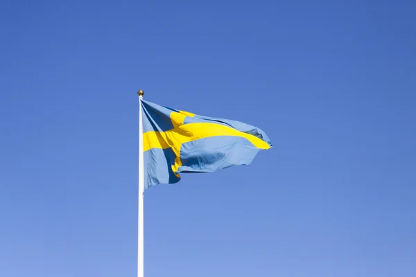 Vlaggenmast met Zweedse vlag — Stockfoto